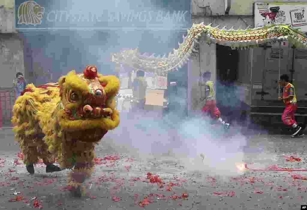 Múa lân và múa rồng trong dịp tết Nguyên đán tại khu vực Chinatown ở Manila, Philippines.