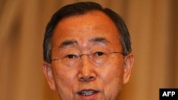 Tổng thư ký Liên Hiệp Quốc Ban Ki-moon trong 1 cuộc họp báo tại tòa nhà chính phủ ở Bangkok, Thái Lan, 16/11/2011