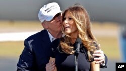 Tổng thống tân cử Donald Trump và vợ, bà Melania Trump