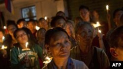 Những người Tây Tạng sống lưu vong tham gia đêm đốt nến cầu nguyện ở Dharamsala, Ấn Ðộ khi nghe tin các vị sư tự thiêu