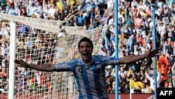 Gonzalo Higuain của Argentina mừng pha ghi bàn vào lưới của Nam Triều Tiên trên sân Soccer City, Johannesburg, Nam Phi, ngày 17 tháng 6, 2010