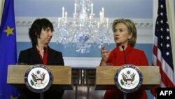 Ngoại trưởng Hoa Kỳ Hillary Clinton (phải) và Ủy viên Chính sách Đối ngoại EU Catherine Ashton