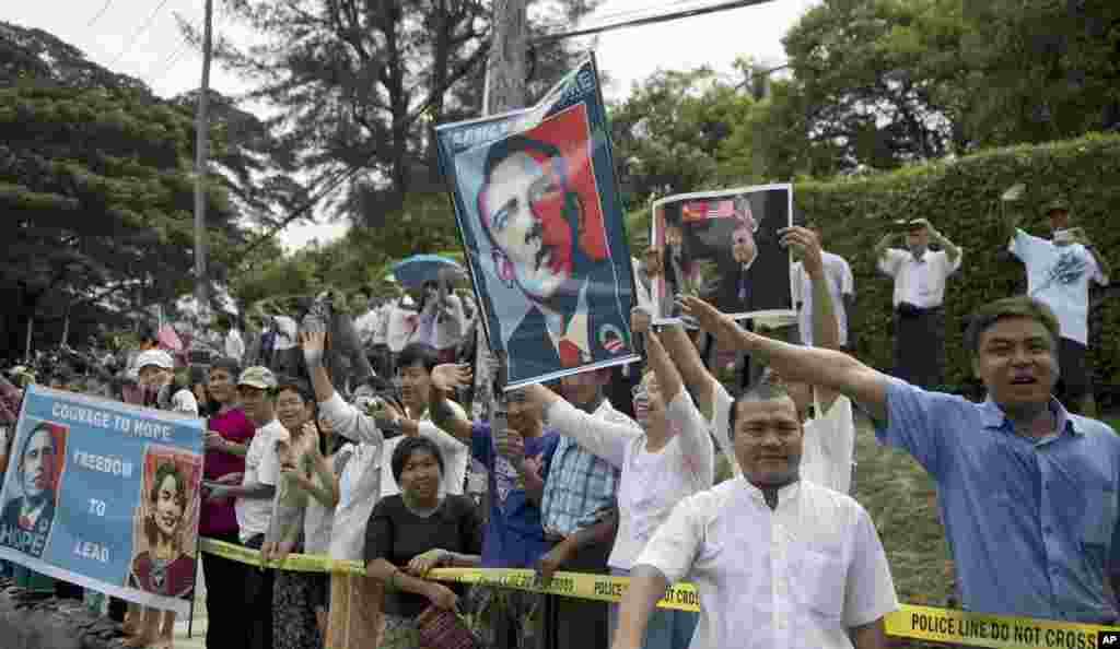 Người d&acirc;n reo h&ograve; khi Tổng thống Mỹ Barack Obama đến thăm nh&agrave; của l&atilde;nh đạo đối lập Aung San Suu Kyi ở Rangoon, Miến Điện, ng&agrave;y 19 th&aacute;ng 11, 2012.