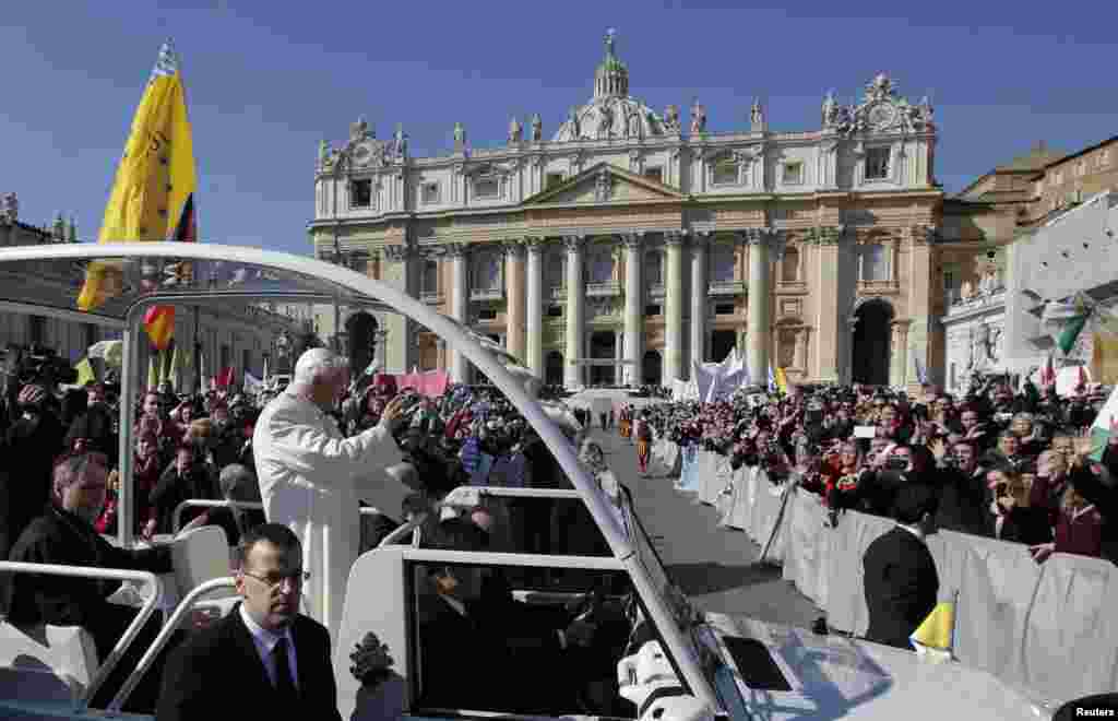 &ETH;ức Gi&aacute;o Ho&agrave;ng Benedict XVI vẫy ch&agrave;o gi&aacute;o d&acirc;n tại Quảng trường Th&aacute;nh Pher&ocirc; ở Vatican, ng&agrave;y 27/2/2013. 