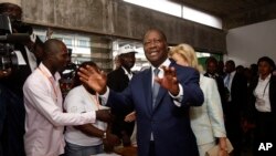 Tổng thống Bờ Biển Ngà Alassane Ouattara đi bỏ phiếu tại Abidjan, ngày 25/10/2015.