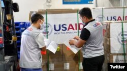 Nhân viên USAID Việt Nam kiểm tra lô hàng máy thở Mỹ hỗ trợ Việt Nam ở sân bay Nội Bài.