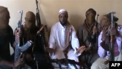 Thủ lĩnh nhóm khủng bố Hồi giáo Boko Haram leader Abubakar Shekau (giữa) nói sẽ mang những nữ sinh bị bắt cóc đi bán