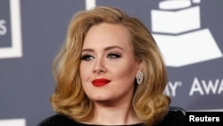 Adele tại lễ trao giải Grammy thường niên lần thứ 54 tại Los Angeles, California.