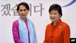 Lãnh tụ đối lập Miến Điện Aung San Suu Kyi và tổng thống đắc cử Hàn Quốc Park Geun-hye gặp nhau tại Seoul, ngày 29/1/2013.