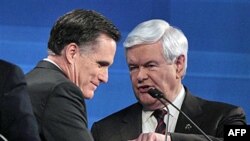 Cựu Chủ tịch Hạ viện Mỹ Newt Gingrich (phải) cáo buộc công ty đầu tư trước đây của ông Romney (phải) là công ty Bain Capital, đã làm nhiều doanh nghiệp phá sản và khiến nhiều người thất nghiệp