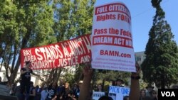 Một người giương cao biển chữ đòi chính phủ thông qua dự luật Dream Act trong cuộc biểu tình ở Berkeley hôm 27/8/2017. (Ảnh: Bùi Văn Phú)