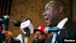 Luật sư Benjamin Crump đại diện của gia đình Brown nói chuyện tại một cuộc họp báo ở Ferguson, Missouri, 25/11/14