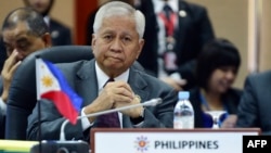 Bộ trưởng Ngoại giao Philippines Albert del Rosario