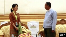 Lãnh tụ đấu tranh cho dân chủ Miến Điện Aung San Suu Kyi gặp Chủ tịch Thượng viện Miến Điện Khin Aung Myint tại trụ sở quốc hội ở Naypyitaw hôm 23/12/11