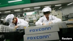 Nhân viên làm việc tại nhà máy Foxconn ở thị trấn Long Hoa trong tỉnh Quảng Đông, Trung Quốc.