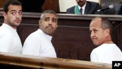 Từ trái: Ký giả Baher Mohamed, Mohammed Fahmy, và Peter Greste tại tòa án ở Cairo. 