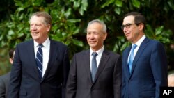 Phó Thủ tướng Trung Quốc Lưu Hạc cùng Đại diện Thương mại Mỹ Robert Lighthizer (trái) và Bộ trưởng Tài chính Mỹ Steven Mnuchin (phải). 