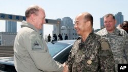 Tham mưu trưởng Liên quân Hoa Kỳ Martin Dempsey và Tham mưu trưởng Liên quân Nam Triều Tiên Jung Seung-jo tại Seoul, ngày 21/4/2013.
