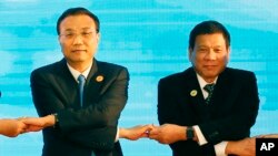 Thủ tướng Trung Quốc Lý Khắc Cường (trái) và Tổng thống Philippines Rodrigo Duterte tại hội nghị ASEAN+3 ở Vientiane, Lào, 7/9/2016.