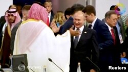 Màn "đập tay" của ông Putin và Thái tử Mohammed.