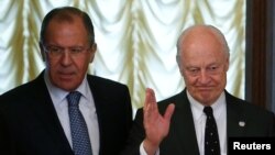 Ngoại trưởng Nga Sergei Lavrov (trái) and đặc sứ Liên Hiệp Quốc cho Syria Staffan de Mistura trong cuộc gặp gỡ ở Moscow, Nga, ngày 3 tháng 5 năm 2016.