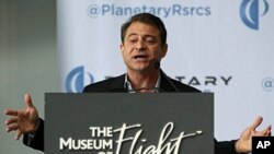 Người đồng sáng lập công ty Planetary Resources, Peter Diamandis, nói chuyện trong 1 cuộc họp báo ở Seattle, 24/4/2012