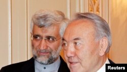 Tổng thống Kazakhstan Nursultan Nazarbayev (phải) và thương thuyết gia trưởng về hạt nhân của Iran Saeed Jalili tại Almaty, Kazakhstan, ngày 25/2/2013.