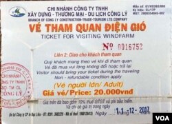 Vé vào thăm Khu Điện Gió Bạc Liêu sản xuất nguồn năng lượng sạch, còn được khai thác như một tụ điểm du lịch. [tư liệu Ngô Thế Vinh]