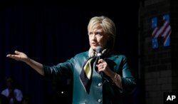 Bà Hillary Clinton phát biểu trong một diễn đàn cộng đồng ở thành phố Davenport, bang Iowa, ngày 6 tháng 10, 2015.