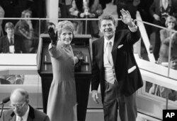 Tổng thống Ronald Reagan và Đệ nhất Phu nhân Nancy Reagan vẫy chào tại Điện Capitol ở Washington sau lễ tuyên thệ nhậm chức, ngày 20 tháng 1, 1981.