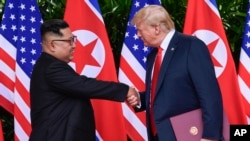 Ông Kim và ông Trump gặp nhau ở Singapore năm 2018.