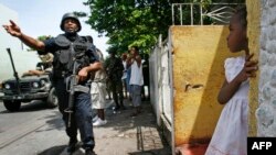 Des soldats jamaïcains patrouillent dans les rues de Kingston, en Jamaïque, le 27 mai 2010.