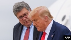 Tư liệu: TT Mỹ Donald Trump (phải) và Bộ trưởng Tư pháp William Barr tại Căn cứ Không quân Andrews ở bang Maryland, ngày 1/9/2020. BTTP Barr mới đây tuyên bố không có gian lận bầu cử khả dĩ có thể thay đổi kết quả bầu cử. (Photo by MANDEL NGAN / AFP)