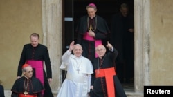 Đức Giáo Hoàng Phanxicô vẫy chào từ Vương Cung Thánh Đường Santa Maria Maggiore ở Rome, ngày 14/3/2013.