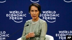 Cố vấn Nhà nước Myanmar Aung San Suu Kyi tại Diễn đàn Kinh tế Thế giới về ASEAN tại Trung tâm Hội nghị Quốc gia ở Hà Nội, Việt Nam, hôm 12/9.