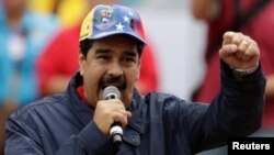 Ông Maduro nói rằng bất cứ chủ công ty nào cho nhà máy của họ ngưng hoạt động phải "rời khỏi nước", hoặc “phải cho tay vào còng và đưa vào trại cải tạo”.