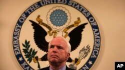 Thượng nghị sĩ Hoa Kỳ John McCain nói chuyện với các nhà báo tại Đại sứ quán Hoa Kỳ ở Kabul, Afghanistan