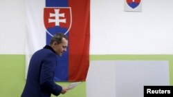 Ông Radoslav Prochazka, lãnh đạo đảng Siet đi bỏ phiếu bầu ở Trnava, Slovakia, 5/3/2016. 