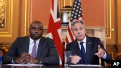 Sekrete d Eta Antony Blinken (a dwat) pandan yon konferans pou lapres ak Sekrete Afe Etranje Britanik David Lammy nan Lond, 10 Sept. 2024. 