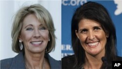 Bà Betsy DeVos (trái) và bà Nikki Haley.