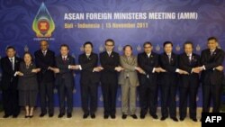 Các ngoại trưởng ASEAN chụp hình lưu niệm tại Bali, Indonesia, ngày 15/11/2011