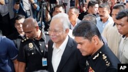 Cựu Thủ tướng Malaysia Najib Razak, giữa, tới trụ sở Ủy ban Chống tham nhũng Malaysia (MACC) ở Putrajaya hôm 24/5. Ông Najib bị bắt hôm 3/7 với các buộc tham nhũng và nhận hối lộ.