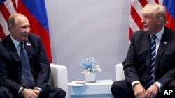 Tư liệu - Tổng thống Donald Trump hội đàm với Tổng thống Nga Vladimir Putin tại hội nghị thượng đỉnh G20, ngày 7 tháng 7, 2017, ở Hamburg, Đức.