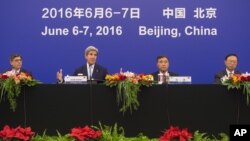 Từ tái: Bộ trưởng Tài chính Mỹ Jacob Lew, Ngoại trưởng Mỹ John Kerry, Phó Thủ tướng Uông Dương và Ủy viên Quốc vụ viện Trung Quốc Dương Khiết Trì tại Sảnh đường Nhân dân ở Bắc Kinh, ngày 7/6/2016.