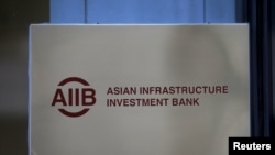 Bảng hiệu Ngân hàng Đầu tư Cơ sở Hạ tầng Châu Á (AIIB) ở Bắc Kinh, Trung Quốc.