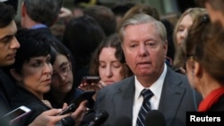 Thượng nghị sĩ Cộng hòa Lindsey Graham no1iq chuyện với các phóng viên sau một phiên điều trần kín giám đốc CIA về vụ sát hại nhà báo Jamal Khashoggi, ngày 4 tháng 12, 2018.