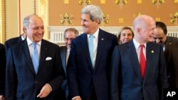 Ngoại trưởng Pháp Laurent Fabius (trái), Ngoại trưởng Hoa Kỳ John Kerry và Ngoại trưởng anh William Hague tại một cuộc họp ở London, 15/5/14