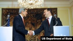 Ngoại trưởng Mỹ John Kerry và Ngoại trưởng Ba Lan Radoslaw Sikorski bắt tay sau cuộc họp báo tại ở Warsaw, ngày 5/11/2013.