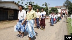 Tù nhân được phóng thích rời khỏi trại giam Insein ở Yangon, ngày 12/10/2011