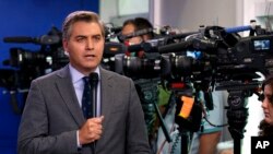 Phóng viện CNN Jim Acosta trước một buổi họp báo thường ngày tại Nhà Trắng hôm 2/8 ở Washington. Ông Acosta đã được phục hồi lại thẻ báo chí hành nghề tại Nhà Trắng sau CNN dọa kiện chính quyền Trump vì vi phạm quyền hiến định về tự do báo chí.